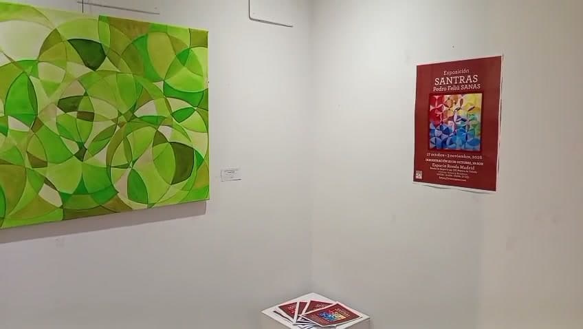 Santras en Espacio Ronda: el santra del corazón junto al cartel de la exposición